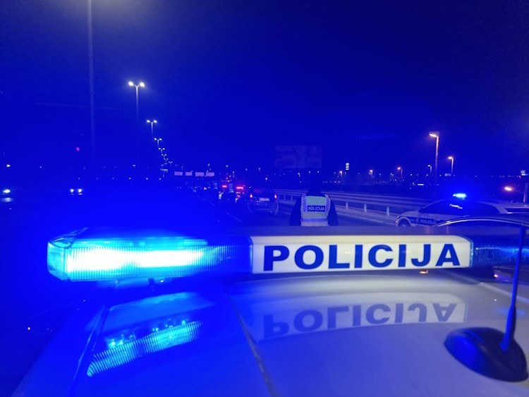 Policija bljeskalica puz