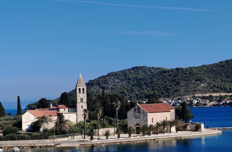 Dugo Selo - dugoselo.info - "Skriveno" blago hrvatskih samostana: Mjesto svetosti i mira