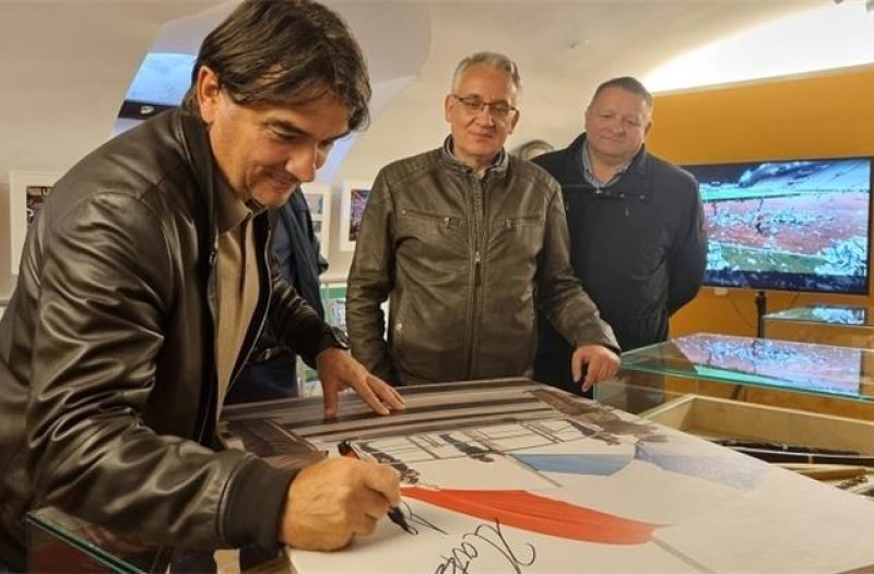 Dugo Selo - dugoselo.info - Izbornik Hrvatske nogometne reprezentacije Zlatko Dalić urazgledao izložbu Muzeja policije
