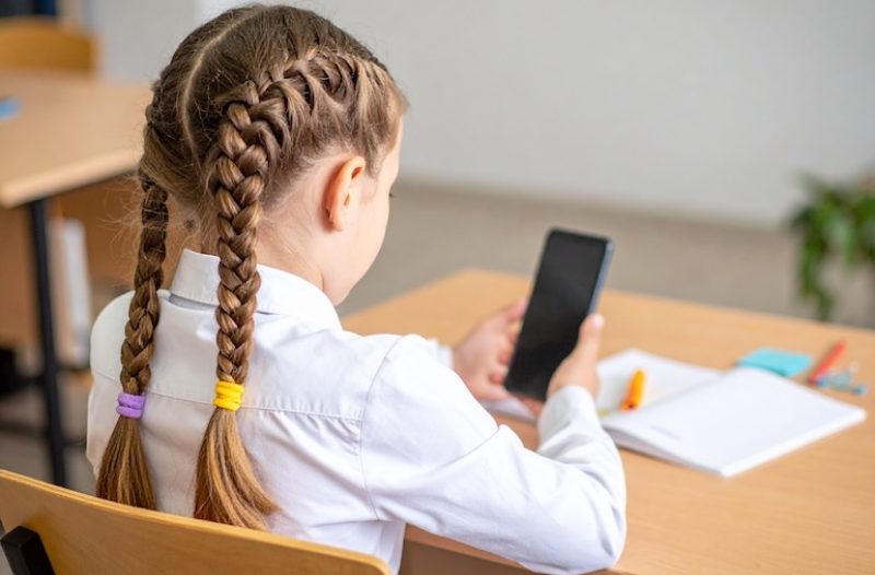 Dugo Selo - dugoselo.info - EU razmatra zabranu mobitela u školama